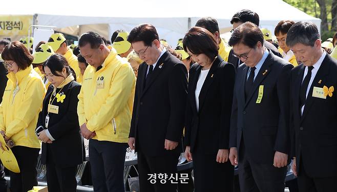 이재명 대통령이 16일 경기 안산시 단원구 화랑유원지에서 열린 세월호 참사 12주기 기억식에 참석해 304명의 희생자에 대한 묵념을 하고 있다. 현직 대통령이 세월호 기억식에 참석한 것은 이번이 처음이다. 청와대사진기자단