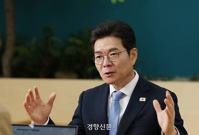 정원오 더불어민주당 서울시장 후보가 12일 서울 중구 경향신문 여다향에서 본경선 통과 소회와 비전을 밝히고 있다. 강윤중 기자