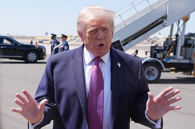 17일(현지시간), 도널드 트럼프 대통령이 미국 애리조나주 피닉스 스카이하버 국제공항에 도착해 취재진과 대화하고 있다. AP 연합뉴스