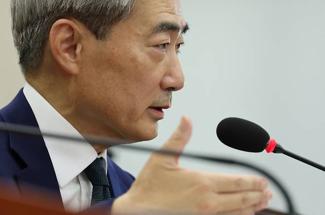 신현송 한국은행 총재 후보자가 15일 국회 재정경제기획위원회에서 열린 인사청문회에서 의원 질의에 답하고 있다. 연합뉴스&nbsp;