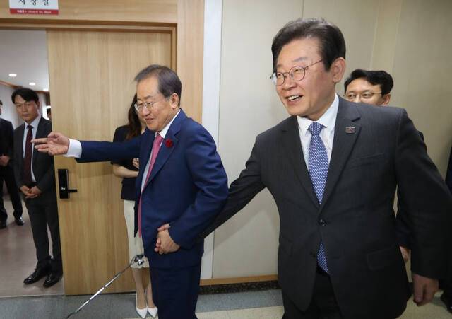 이재명 대통령이 더불어민주당 대표였던 2023년 5월10일 대구시청 산격청사를 찾은 뒤 당시 홍준표 대구시장의 안내를 받아 청사를 빠져나가고 있다. 연합뉴스