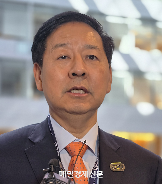 주요 20개국(G20) 재무장관·중앙은행 총재 회의 참석차 미국을 방문중인 구윤철 부총리 겸 재정경제부 장관이 17일(현지시간) 워싱턴DC 국제통화기금(IMF) 본부에서 취재진을 만나 질문에 답하고 있다. [워싱턴 최승진 특파원]