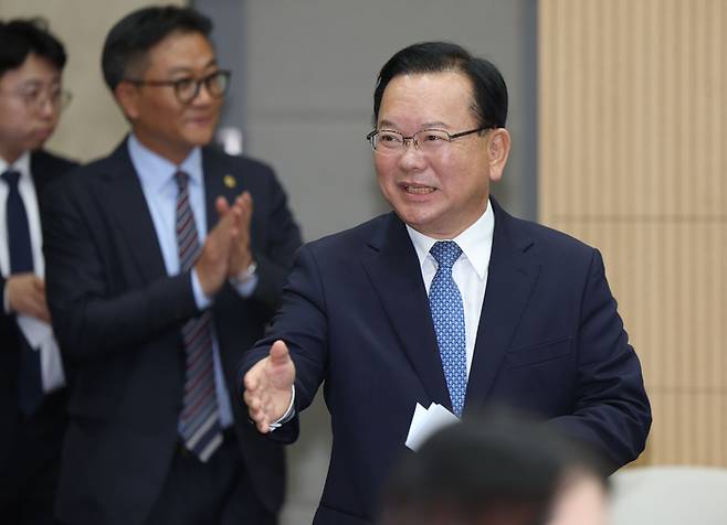 김부겸 더불어민주당 대구시장 예비후보가 지난 15일 오후 대구 수성구 대구디지털혁신진흥원에서 열린 대구경북 ICT 기업협회 간담회에서 참석자들과 인사하고 있다. [연합뉴스]