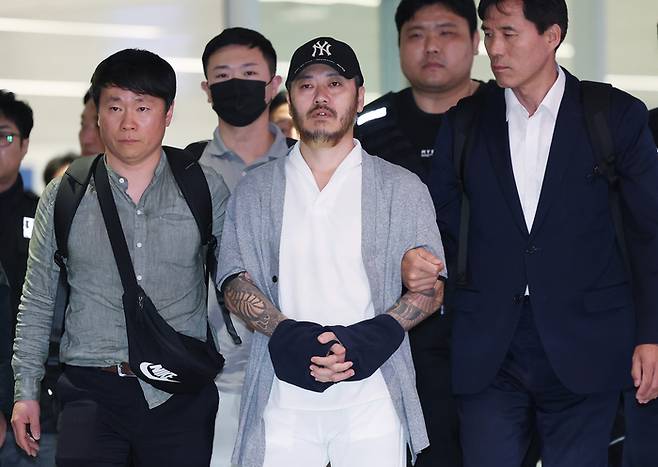 필리핀에서 교민 3명 살해, 탈옥, 국내 마약 유통 등을 일삼으며 ‘마약왕’으로 불리던 박왕열이 지난달 25일 인천국제공항을 통해 국내로 송환되고 있다. [연합뉴스]