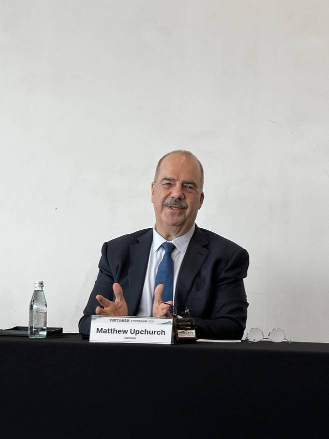 지난 4월 17일 서울 세빛섬에서 열린 방한 럭셔리 관광 활성화를 위한 전략적 업무협약(MOU)에서 설명하고 있는 매튜 업처치 버츄오소 회장 겸 CEO/ 사진=권효정 여행+ 기자