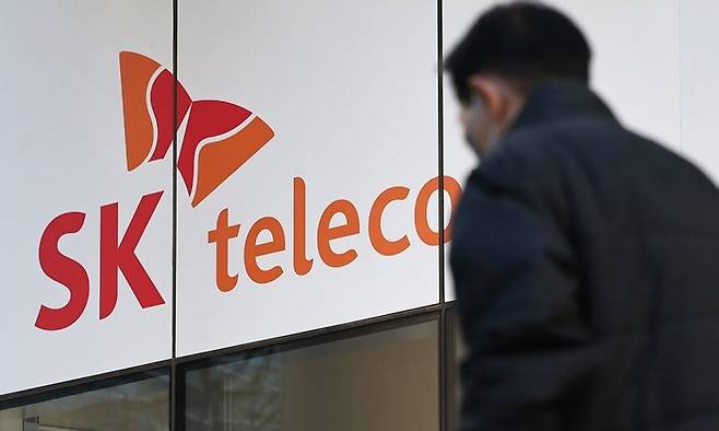 지난해 개인정보 유출로 부과된 과징금은 약 1580억원에 달하는 것으로 나타났다. 올해를 포함한 개인정보위의 민간 부문 ‘유출’ 과징금 부과 상위 기관은 SK텔레콤으로 확인됐다. 사진은 서울에 있는 SK텔레콤 직영 매장의 모습. (뉴스1)