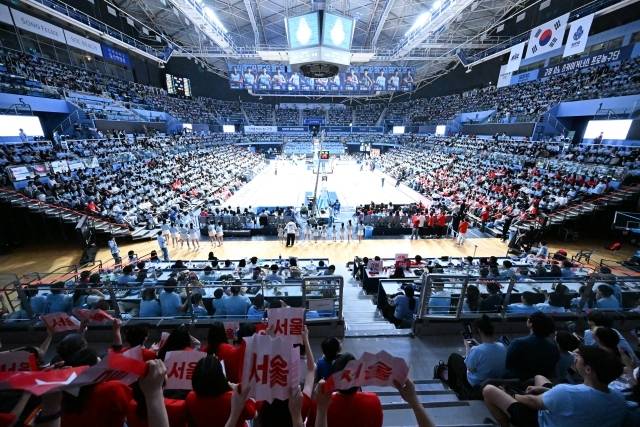 이기완 단장은 “첫 플레이오프에 진출한 만큼 그동안 우리를 응원해준 팬들에게 최고의 선물을 하고 싶었다. 하나를 주더라도 최고가 되어야만 ‘소노는 다르다’라는 평가를 받을 수 있다. 물론 플레이오프 응원 티셔츠를 제작, 모두에게 나눠주는 것도 좋지만 더욱 특별하기를 바랐다. 그렇기에 이번 기념 티셔츠를 받은 우리 팬들은 ‘특별하다’고 볼 수 있다”고 전했다. 사진=KBL 제공