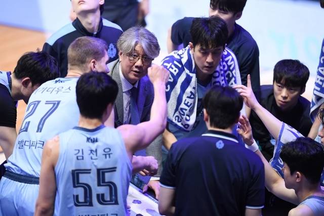 손창환 감독이 정희재를 특별히 아끼는 건 분명한 이유가 있다. 선수단 전체가 하나의 마음으로 달려가기 위해선 감독만큼 주장의 역할도 중요하다. 오랜 시간 증명된 정희재의 리더십은 의심의 여지가 없었고 손창환 감독도 그 부분에 의지할 수 있었다. 팀 전체를 살펴야 하는 감독, 선수단을 대표하는 주장이 한 방향을 바라보고 달려가는 팀, 소노가 바로 그런 팀이었고 그렇기에 4강까지 오를 수 있었다. 사진=KBL 제공