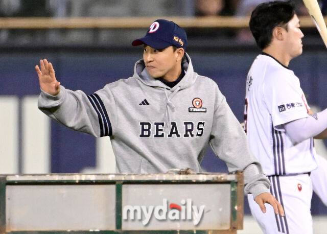 2026년 4월 17일 오후 서울 잠실구장에서 열린 '2026 신한 SOL KBO리그' KIA 타이거즈와 두산 베어스의 경기. 두산 손아섭이 5회말 종료 후 클리닝타임 때 KIA 선수들과 인사하고 있다./잠실=유진형 기자 zolong@mydaily.co.kr