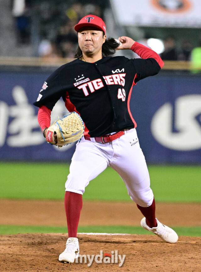 2026년 4월 17일 오후 서울 잠실구장에서 열린 '2026 신한 SOL KBO리그' KIA 타이거즈와 두산 베어스의 경기. KIA 김범수가 9회말 구원등판해 역투하고 있다./잠실=유진형 기자 zolong@mydaily.co.kr