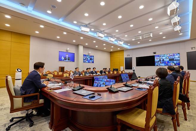 이재명 대통령이 17일 청와대에서 프랑스·영국이 주도하는 호르무즈 해협 자유항행에 관한 화상 정상회의를 하고 있다. [청와대 제공]