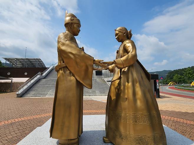 청령포 입구에 세워진 단종과 정순왕후 부부의 맞잡은 두손 동상