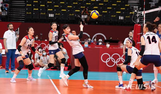 [도쿄(일본)=뉴시스] 이영환 기자 = 8일 오전 일본 도쿄 아리아케 아레나에서 열린 도쿄올림픽 여자배구 동메달 결정전 대한민국과 세르비아의 경기, 안혜진이 손짓을 하고 있다. 2021.08.08. 20hwan@newsis.com