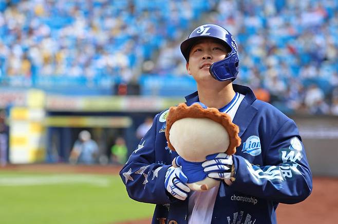 [서울=뉴시스] 프로야구 삼성 라이온즈의 전병우가 18일 대구 삼성라이온즈파크에서 열린 2026 신한 쏠 KBO리그 LG 트윈스와의 홈 경기에서 홈런을 친 뒤 기념 인형을 받고 있다. (사진=삼성 라이온즈 제공) 2026.04.18. *재판매 및 DB 금지