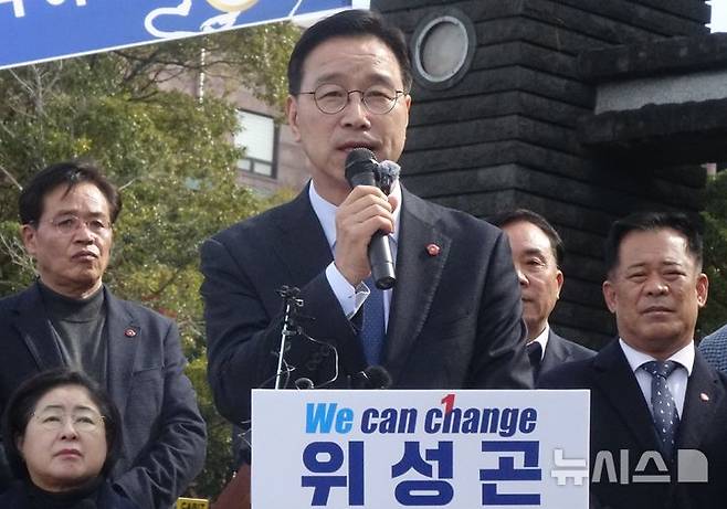 [제주=뉴시스] 양영전 기자 = 더불어민주당 위성곤 의원(서귀포)이 19일 오후 제주대학교 아라캠퍼스 정문에서 제주도지사 출마 선언 기자회견을 열고 발언하고 있다. 2026.02.19. 0jeoni@newsis.com