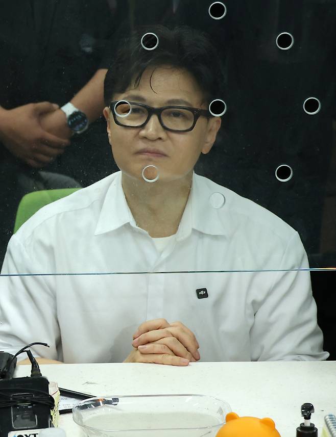 한동훈 전 국민의힘 대표가 14일 오후 부산 북구 만덕2동 행정복지센터를 찾아 전입신고를 하고 있다. 한 전 대표는 이곳으로 전입신고를 하며 전재수 의원의 부산시장 출마로 보궐선거 진행될 예정인 부산 북구갑 출마를 공식화했다. 연합뉴스