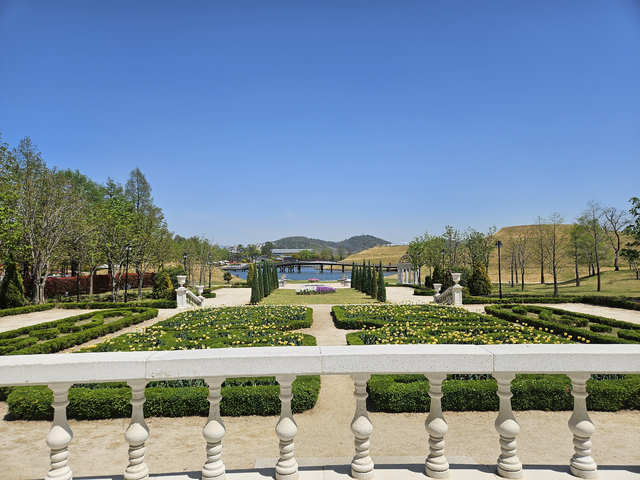 베르사유 궁전을 본뜬 프랑스정원.