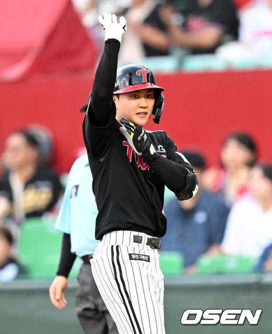 [OSEN=인천, 이대선 기자] 15일 오후 인천 SSG랜더스필드에서 2025 신한 SOL Bank KBO리그 SSG 랜더스와 LG 트윈스의 경기가 열렸다.SSG는 화이트, LG는 치리노스를 선발 투수로 내세웠다.3회초 1사 1루에서 LG 최원영이 우전 안타를 치고 환호하고 있다. 2025.08.15 /sunday@osen.co.kr