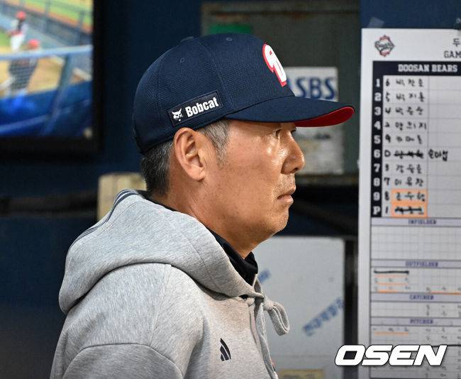 [OSEN=잠실, 이대선 기자] 17일 서울 잠실야구장에서 2026 신한 SOL KBO리그 두산 베어스와 KIA 타이거즈의 경기가 열렸다.이날 두산은 잭로그, KIA는 이의리를 선발로 내세웠다.두산 김원형 감독이 경기를 바라보고 있다. 2026.04.17 /sunday@osen.co.kr