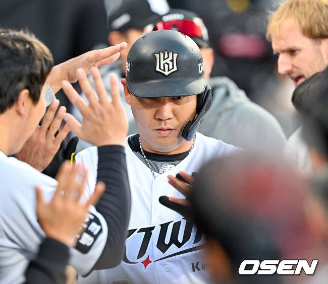 [OSEN=수원, 민경훈 기자] 17일 오후 수원 KT위즈파크에서&nbsp;‘2026 신한 SOL Bank KBO리그'&nbsp;KT 위즈와 키움 히어로즈의 경기가 열렸다.이날 KT는 소형준, 키움은 와일스를 선발투수로 내세웠다.1회말 2사 KT 장성우가 좌월 솔로 홈런을 때린 후 덕아웃에서 축하를 받고 있다. 2026.04.17 /rumi@osen.co.kr
