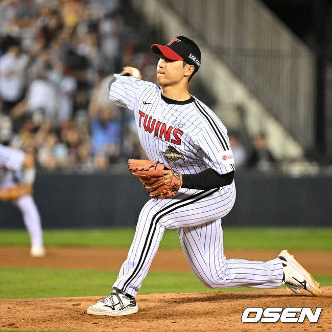 [OSEN=잠실, 이대선 기자] 16일 서울 잠실야구장에서 2026 신한 SOL KBO리그 LG 트윈스와 롯데 자이언츠의 경기가 열렸다.이날 LG는 치리노스, 롯데는 로드리게스를 선발로 내세웠다.7회초 LG 우강훈이 역투하고 있다. 2026.04.16 /sunday@osen.co.kr