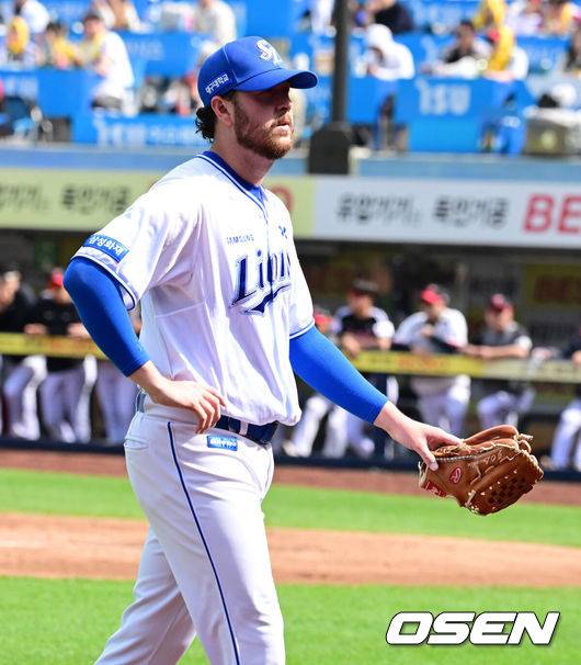 [OSEN=대구, 지형준 기자] 18일 대구삼성라이온즈파크에서 2026 신한 SOL KBO리그 삼성 라이온즈와 LG 트윈스의 경기가 열렸다.7연승에 도전하는 삼성은 잭 오러클린, LG는 임찬규가 선발로 나섰다.4회초 1사에서 삼성 오러클린이 LG 오지환에 헤드샷을 허용하며 퇴장을 당하고 있다. 2026.04.18&nbsp;/ jpnews@osen.co.kr