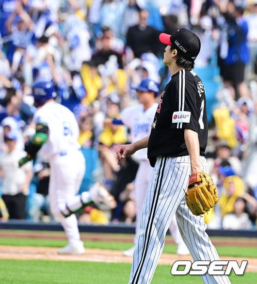 [OSEN=대구, 지형준 기자] 18일 대구삼성라이온즈파크에서 2026 신한 SOL KBO리그 삼성 라이온즈와 LG 트윈스의 경기가 열렸다.7연승에 도전하는 삼성은 잭 오러클린, LG는 임찬규가 선발로 나섰다.4회말 1사 1,2루에서 LG 임찬규가 삼성 전병우에 우월 스리런포를 허용하며 아쉬워하고 있다. 2026.04.18&nbsp;/ jpnews@osen.co.kr