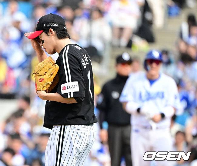 [OSEN=대구, 지형준 기자] 18일 대구삼성라이온즈파크에서 2026 신한 SOL KBO리그 삼성 라이온즈와 LG 트윈스의 경기가 열렸다.7연승에 도전하는 삼성은 잭 오러클린, LG는 임찬규가 선발로 나섰다.5회말 1사 2루에서 LG 임찬규가 삼성 최형우에게 1타점 우전 적시타를 허용하며 강판 당하고 있다. 2026.04.18&nbsp;/ jpnews@osen.co.kr