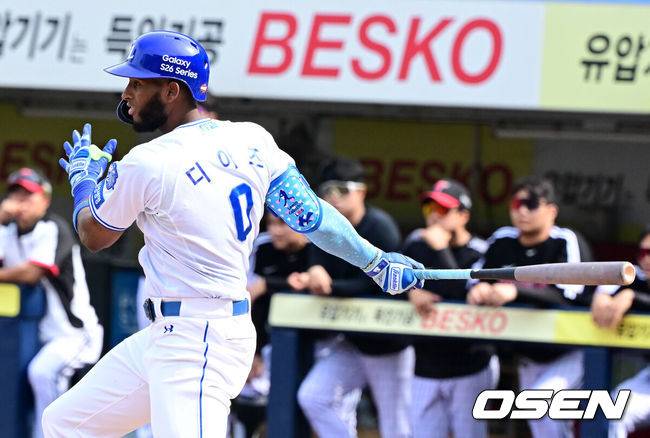 [OSEN=대구, 지형준 기자] 18일 대구삼성라이온즈파크에서 2026 신한 SOL KBO리그 삼성 라이온즈와 LG 트윈스의 경기가 열렸다.7연승에 도전하는 삼성은 잭 오러클린, LG는 임찬규가 선발로 나섰다.4회말 무사 2,3루에서 삼성 디아즈가 선제 2타점 적시타를 날리고 있다. 2026.04.18&nbsp;/ jpnews@osen.co.kr