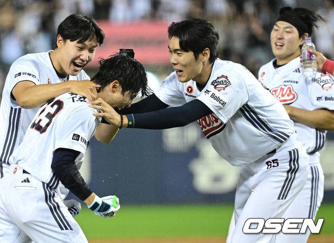 [OSEN=잠실, 최규한 기자] 18일 오후 서울 잠실야구장에서 ‘2026 신한 SOL KBO리그’ 두산 베어스와 KIA 타이거즈의 경기가 열렸다. 끝내기 안타를 터트린 두산 이유찬이 윤태호를 비롯한 동료들과 기뻐하고 있다. 2026.04.18 / dreamer@osen.co.kr