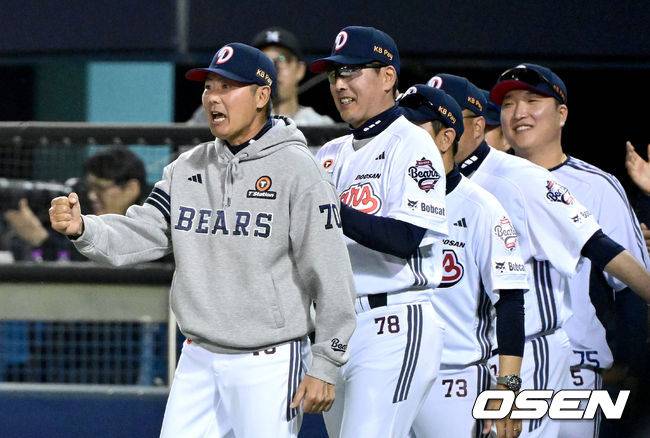 [OSEN=잠실, 최규한 기자] 18일 오후 서울 잠실야구장에서 ‘2026 신한 SOL KBO리그’ 두산 베어스와 KIA 타이거즈의 경기가 열렸다. 경기름 마치고 두산 김원형 감독을 비롯한 코칭스태프가 선수들을 맞이하며 기뻐하고 있다. 2026.04.18 / dreamer@osen.co.kr