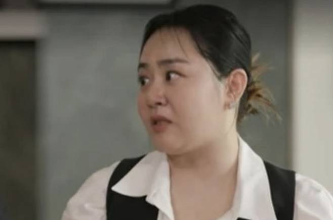 문근영이 tvN ‘유 퀴즈 온 더 블럭’ 예고 영상에서 투병 당시 상황을 떠올리며 차분하게 이야기를 전하고 있다. tvN 캡처