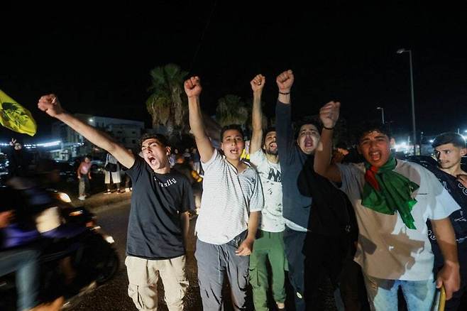 17일 새벽 레바논-이스라엘 휴전 소식에 기뻐하는 레바논 시돈의 시민들.로이터 연합뉴스