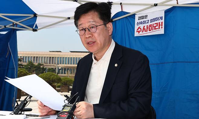 더불어민주당 전북지사 경선에서 탈락한 안호영 의원이 15일 서울 여의도 국회 본관 앞 단식농성장에서 이원택 의원의 '식사비 대납' 의혹에 대한 윤리감찰단의 재감찰 촉구 기자회견을 하고 있다. 뉴시스