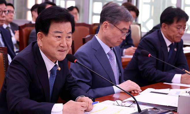 정동영 통일부 장관이 15일 오전 서울 여의도 국회에서 열린 외교통일위원회 전체회의에서 의원 질의에 답변하고 있다. 뉴시스