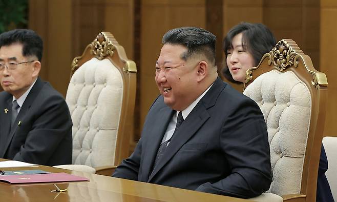 김정은 북한 국무위원장이 10일 평양에서&nbsp;왕이 중국 외교부장을 접견하고 담화를 나누고 있다.&nbsp;노동신문·뉴스1