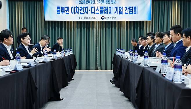 이차전지 및 디스플레이 기업 간담회 - 김정관 산업통상부 장관이 17일 충북 청주시 세종시티 오송호텔에서 열린 이차전지 및 디스플레이 기업 간담회를 주재하고 있다. 산업통상부 제공