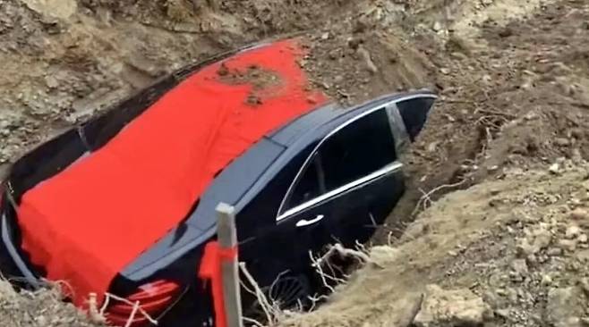 중국 랴오닝성에서 장례식 도중 고급 승용차를 함께 묻는 장면이 촬영된 영상이 온라인에서 급속히 확산되며 논란이 커지고 있다. 당국은 ‘봉건 미신’에 따른 불법 행위로 보고 조사에 착수했다. 현지 매체 신후난(新湖南) 등에 따르면, 지난 9일 랴오닝성 랴오양시 궁창링구 탕허진 와즈거우촌에서 고가의 승용차를 ‘부장품’으로 매장하는 이례적인 장면이 포착됐다. 2026.4.10 웨이보