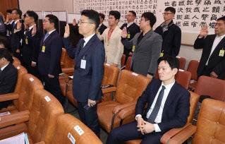 박상용 검사가 4월 3일 서울 여의도 국회에서 열린 ‘윤석열 정권 정치검찰 조작기소 의혹사건 진상규명 국정조사’에 증인으로 출석해 증인 선서를 거부한 채 앉아 있다. 뉴스1