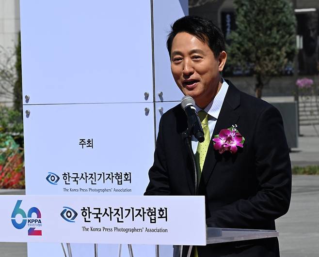 오세훈 현 서울시장이 18일 6·3&nbsp;지방선거 국민의힘 서울시장 후보 경선에서 서울시장 후보로 선출됐다.  사진은 4월  7일 서울 광화문광장 놀이마당에서 열린 제62회 한국 보도사진전 개막식에서 축사를 하는 모습. 사진공동취재단