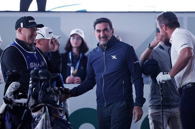 야시르 알루마얀 사우디아라비아 국부펀드(PIF) 총재가 지난 2월 4일 사우디 리야드 골프클럽에서 열린 LIV 골프 대회를 관람하고 있다. 로이터