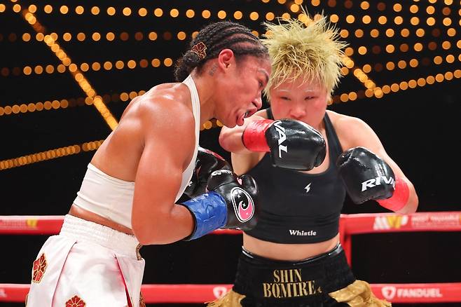 신보미레(오른쪽)가 18일 미국 뉴욕 매디슨 스퀘어 가든 인포시스 시어터에서 열린 슈퍼페더급 통합 타이틀전에서 알리시아 바움가드너를 상대로 오른손 펀치를 적중시키고 있다. AFP