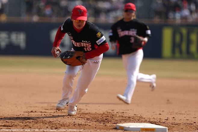 ▲ 시즌 시작부터 부상으로 큰 위기를 맞이한 윤도현 ⓒKIA타이거즈