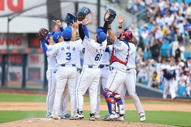 ▲ 18일 승리 후 세리머니 중인 삼성 라이온즈 선수들 ⓒ삼성 라이온즈