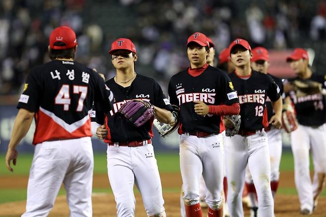 KIA 타이거즈 선수들이 17일 잠실 두산 베어스전에서 승리 후 기뻐하고 있다. /사진=KIA 타이거즈 제공