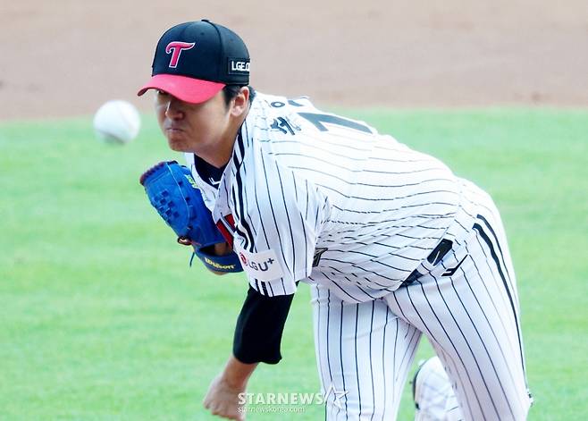 2026 신한 SOL KBO리그 LG 트윈스 대 롯데 자이언츠 경기가 14일 서울 잠실야구장에서 열렸다.  LG 선발 송승기가 역투하고 있다. /사진=김진경 대기자