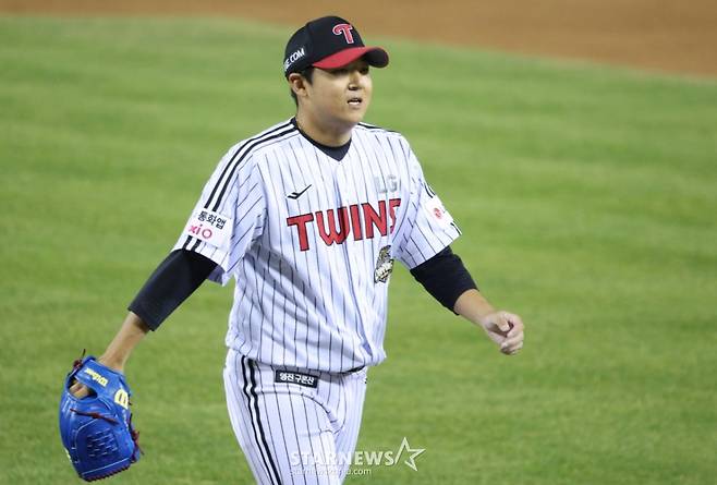 2026 신한 SOL Bank KBO리그 LG 트윈스 대 KIA 타이거즈 경기가 1일 서울 잠실야구장에서 열렸다.  LG 선발 송승기가 5회 교체되며 아쉬워하고 있다. /사진=김진경 대기자