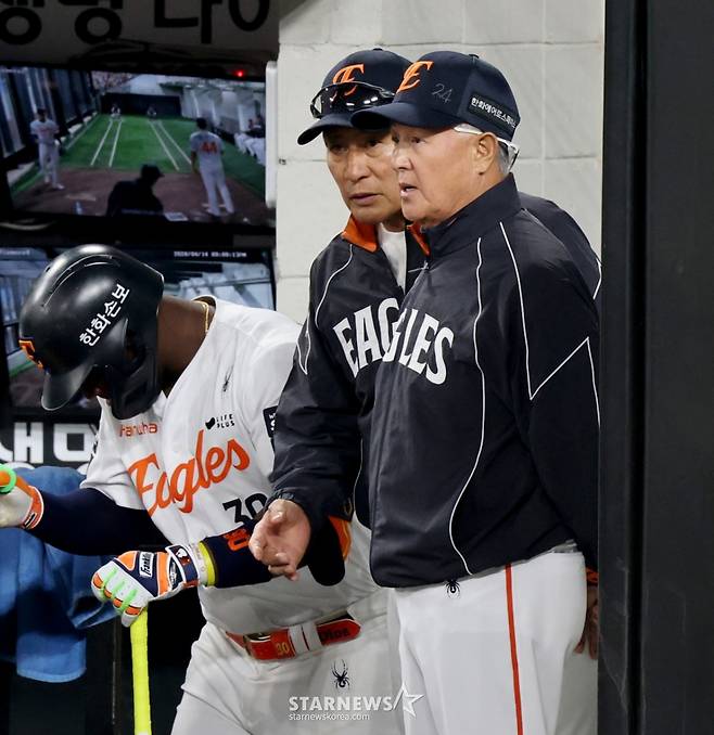 한화 김경문 감독이 14일 대전한화생명볼파크에서 열리는 2026KBO리그 한화이글스와 삼성라이온즈 경기에서 그라운드에 집중하고 있다. 2026.04.14.  한화 김경문 감독이 14일 대전한화생명볼파크에서 열리는 2026KBO리그 한화이글스와 삼성라이온즈 경기에서 그라운드에 집중하고 있다. 2026.04.14. /사진=강영조 선임기자