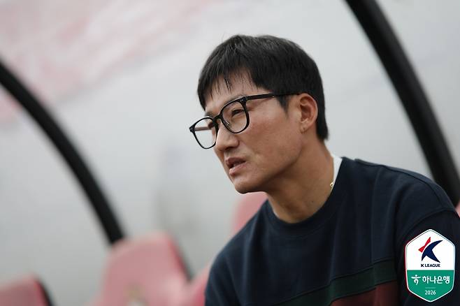 이정효 수원 삼성 감독이 18일 오후 2시 창원축구센터에서 열린 하나은행 K리그2 2026 8라운드 경기를 바라보고 있다. /사진=한국프로축구연맹 제공
