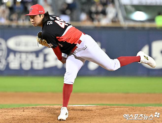 17일 오후 서울 송파구 잠실야구장에서 열린 '2026 신한 SOL Bank KBO리그' KIA 타이거즈와 두산 베어스의 경기, 9회말 KIA 김범수가 공을 힘차게 던지고 있다. 잠실, 김한준 기자